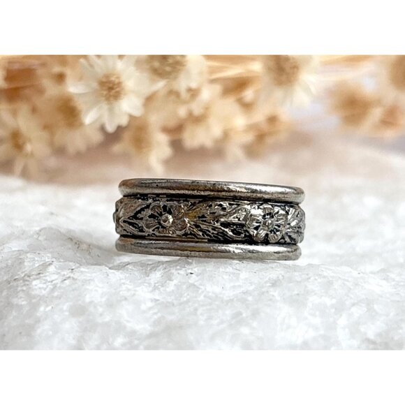 Silver Toned Floral Daisy Accented Band Style Unisex Vintage Ring - sz 7 - Picture 1 of 12